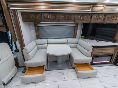 2026 Fleetwood Discovery LXE — photo 10 view
