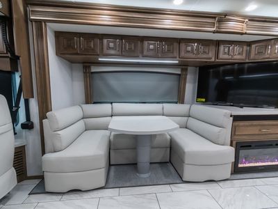 2026 Fleetwood Discovery LXE — photo 9 view