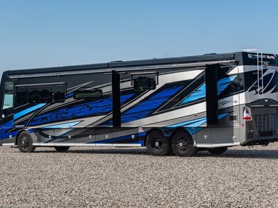 2026 Fleetwood Discovery LXE — side profile view