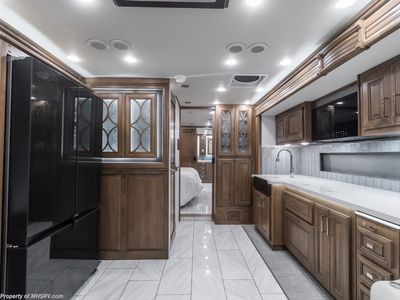 2026 Fleetwood Discovery LXE — photo 15 view