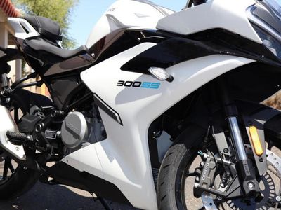 2026 CFMOTO 300SS - Photo 9