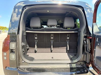 2026 Land Rover Defender 130 - Photo 12
