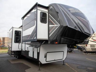 2018 Grand Design Momentum 376TH — front three-quarter view