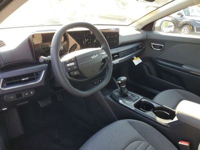 2025 Kia K4 — photo 8 view