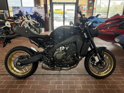 2026 Yamaha XSR900 — front three-quarter view