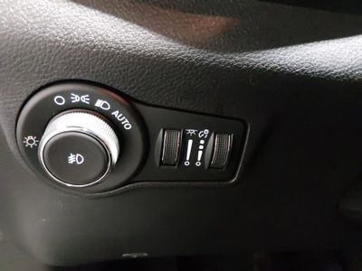 2025 Jeep Compass — photo 13 view