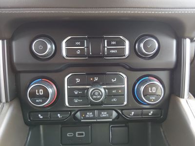 2024 Chevrolet Suburban — photo 18 view