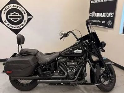 2023 Harley-Davidson® FLHCS - Heritage Classic — front three-quarter view