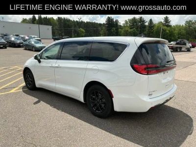2023 Chrysler Pacifica — detail view