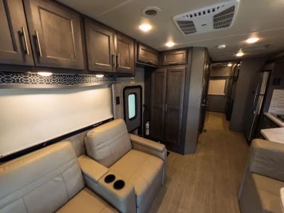2022 Thor Motor Coach MAGNITUDE — photo 9 view