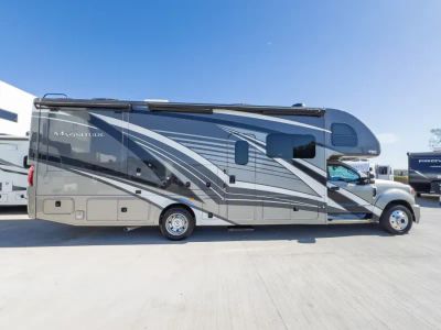 2022 Thor Motor Coach MAGNITUDE — photo 19 view