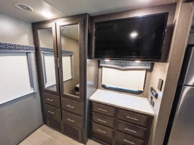 2022 Thor Motor Coach MAGNITUDE — photo 18 view