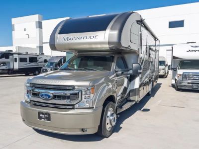2022 Thor Motor Coach MAGNITUDE — photo 34 view