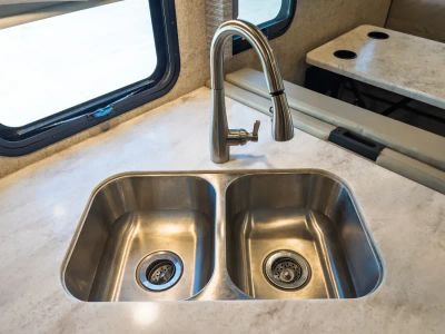 2022 Thor Motor Coach MAGNITUDE — photo 13 view