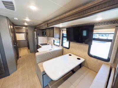 2022 Thor Motor Coach MAGNITUDE — photo 7 view
