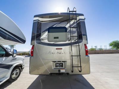 2022 Thor Motor Coach MAGNITUDE — photo 33 view