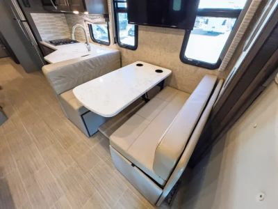 2022 Thor Motor Coach MAGNITUDE — photo 8 view