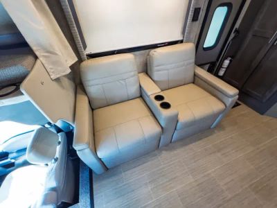 2022 Thor Motor Coach MAGNITUDE — photo 10 view