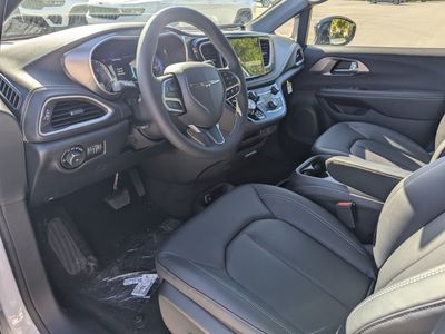 2026 Chrysler Pacifica — photo 14 view