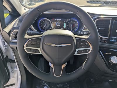 2026 Chrysler Pacifica — photo 17 view