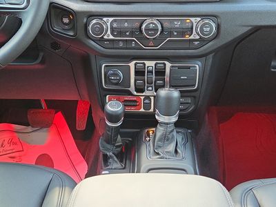 2025 Jeep Wrangler — photo 20 view