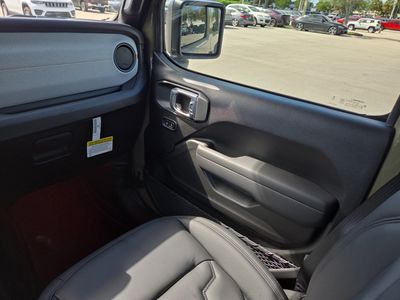2025 Jeep Wrangler — photo 18 view