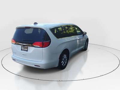 2023 Chrysler Voyager - Photo 7
