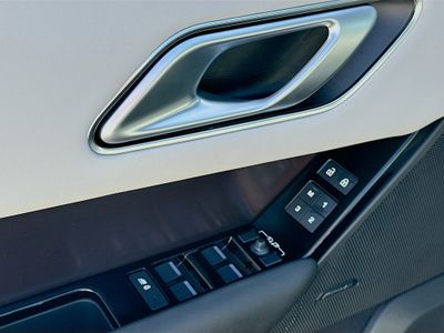 2026 Land Rover Range Rover Velar — photo 22 view
