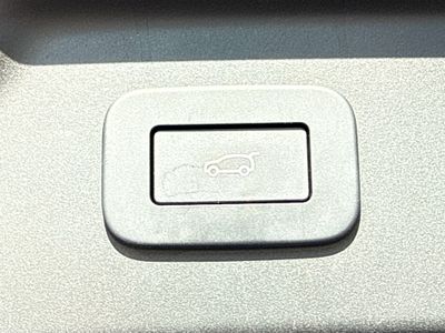2026 Land Rover Range Rover Velar — photo 12 view