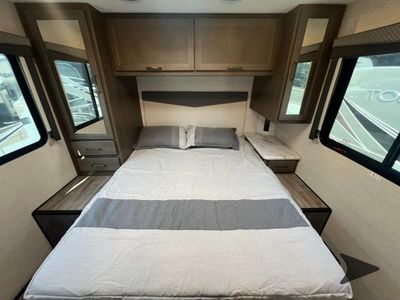 2025 Thor Motor Coach Four Winds — photo 17 view
