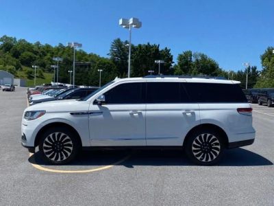 2023 Lincoln Navigator — side profile view