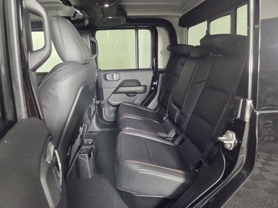 2026 Jeep Gladiator — photo 18 view