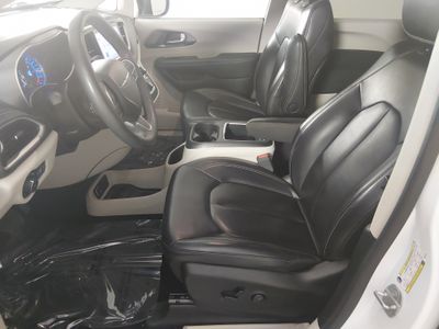 2023 Chrysler Pacifica — photo 21 view