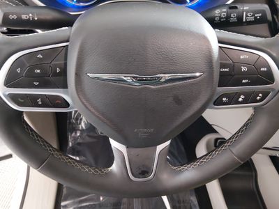 2023 Chrysler Pacifica — photo 12 view