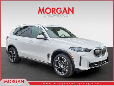 2026 BMW X5 sDrive40i in Alpine White — front three-quarter view