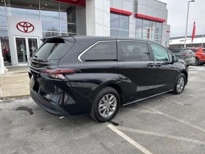 2024 Toyota Sienna LE - Photo 4