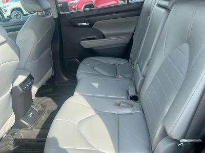2022 Toyota Highlander - Photo 16