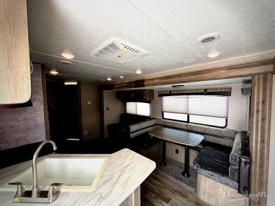 2019 Palomino Puma XLE Lite — interior view