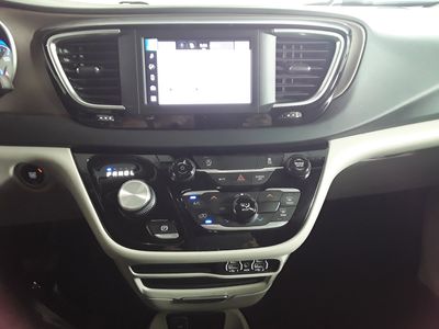 2023 Chrysler Voyager - Photo 18