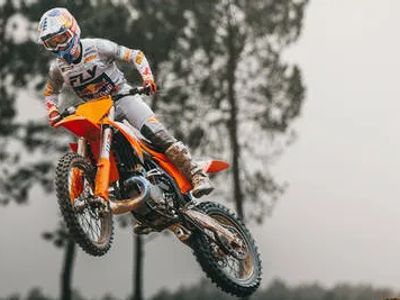 2025 KTM 125 SX — front three-quarter view