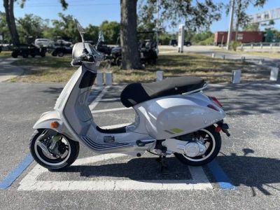 2025 Vespa Primavera 50 — front three-quarter view