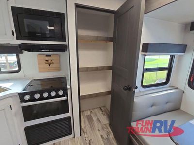 2023 Venture RV SportTrek - Photo 17