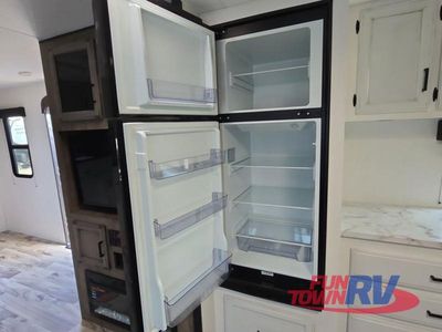 2023 Venture RV SportTrek - Photo 16