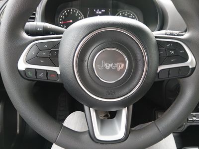 2023 Jeep Renegade — photo 12 view