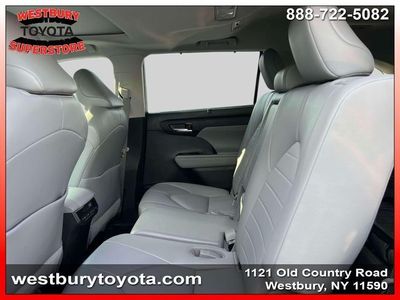 2022 Toyota Highlander - Photo 16
