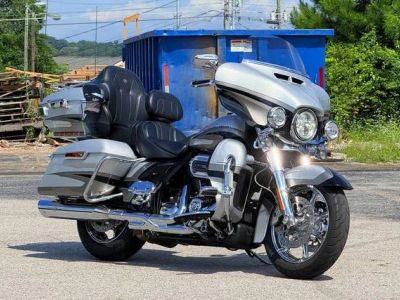 2017 Harley-Davidson® FLHTKSE - CVO™ Limited — front three-quarter view