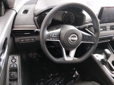 2025 Nissan Altima — photo 12 view