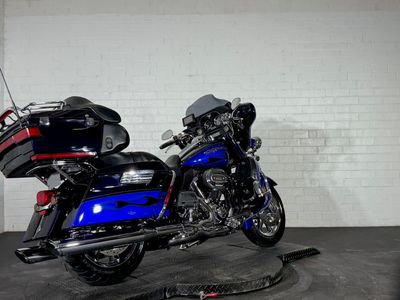 2011 Harley-Davidson CVO Ultra Classic Electra Glide - Photo 2