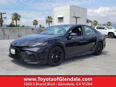 2025 TOYOTA CAMRY SE in BLACK — front three-quarter view