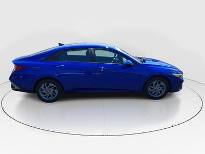 2024 Hyundai Elantra — photo 8 view